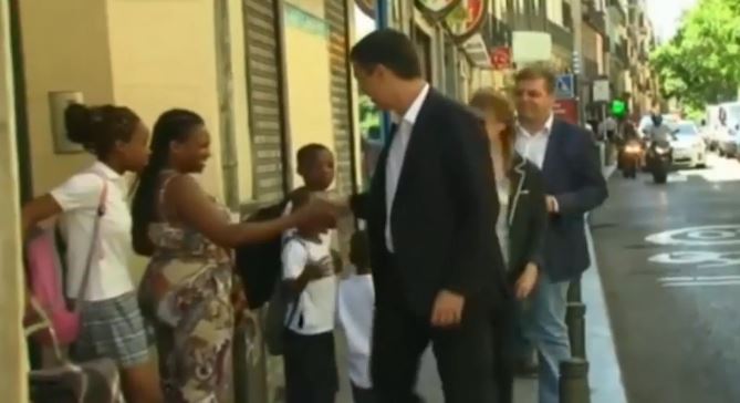 Σάλος με τον Ισπανό πολιτικό που χαιρέτησε πρόσφυγες και σκούπισε το χέρι του – ΒΙΝΤΕΟ