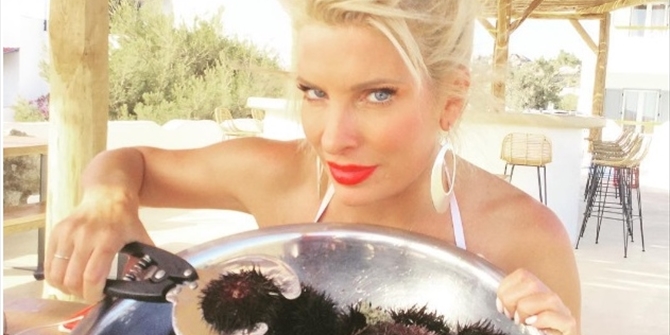 Η Μενεγάκη αποχαιρέτησε τη Νάξο με αχινούς και ένα ποτήρι κρασί – ΦΩΤΟ