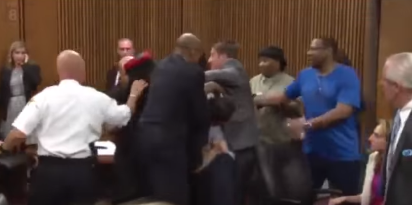 Η στιγμή που ο πατέρας επιτίθεται στον δολοφόνο της κόρης του μέσα στο δικαστήριο – ΒΙΝΤΕΟ