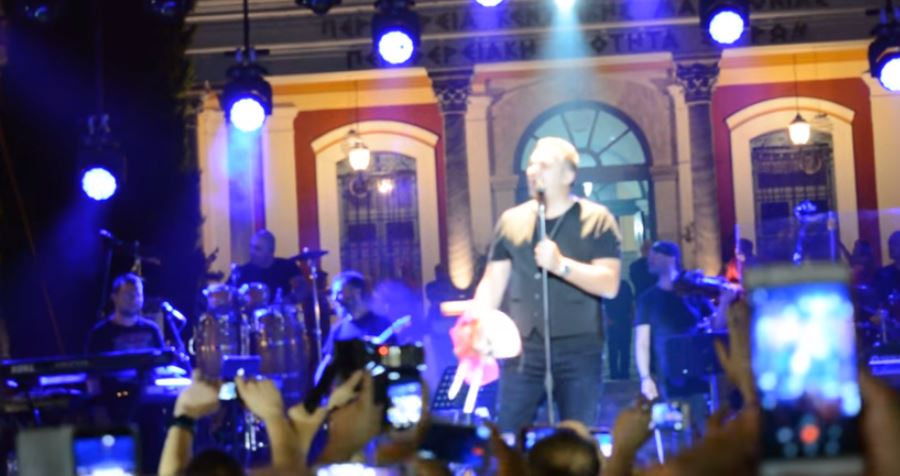 O Ρέμος για τη συναυλία του: Τόσο κόσμο μόνο ο Καραμανλής είχε – ΒΙΝΤΕO