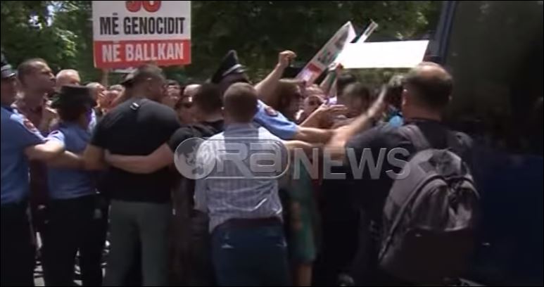 Πρόκληση από Αλβανούς διαδηλωτές – Υποδέχθηκαν με ανθελληνικά συνθήματα τον Κοτζιά – ΒΙΝΤΕΟ