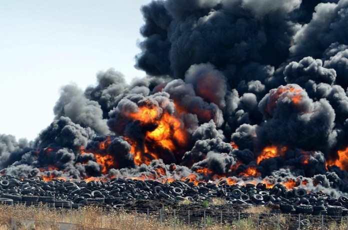 Μαίνεται η μεγάλη πυρκαγιά σε εργοστάσιο στη Λάρισα – ΦΩΤΟ – ΒΙΝΤΕΟ