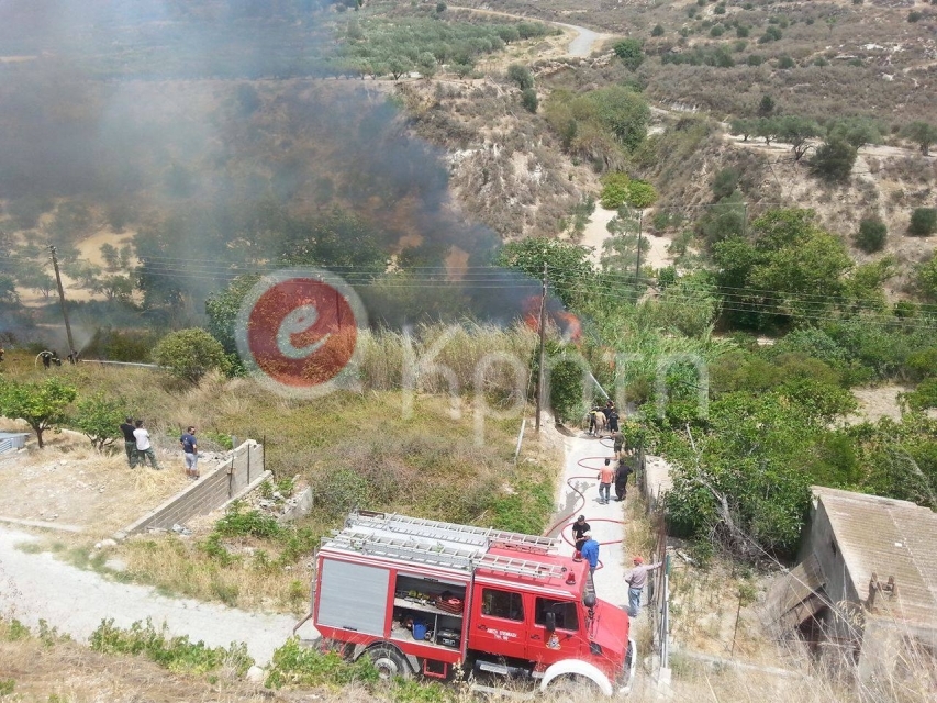 Απειλούνται σπίτια από τη φωτιά στην Κνωσό – ΒΙΝΤΕΟ