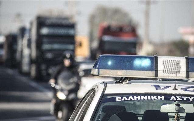 Εμβόλισαν περιπολικό για να ξεφύγουν μετά τη ληστεία στην Εκάλη