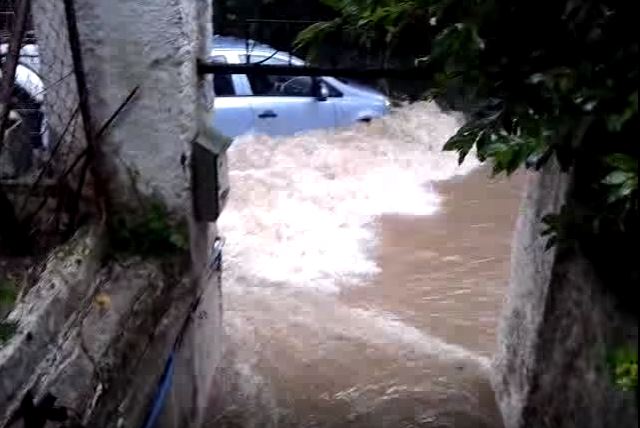 Σε ποτάμια μετατράπηκαν οι δρόμοι στον Άγιο Στέφανο – ΒΙΝΤΕΟ