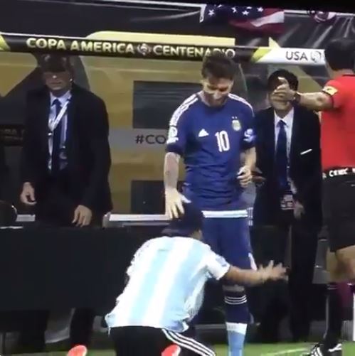 Εισέβαλε στο γήπεδο και προσκύνησε τον Μέσι – ΒΙΝΤΕΟ