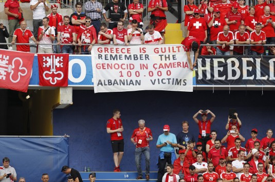 Το υπουργείο Εξωτερικών για το προκλητικό πανό των Αλβανών στο παιχνίδι με την Ελβετία