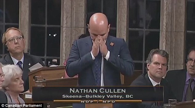 Καναδός βουλευτής ξεσπά σε κλάματα μιλώντας για την Τζο Κοξ – ΒΙΝΤΕΟ