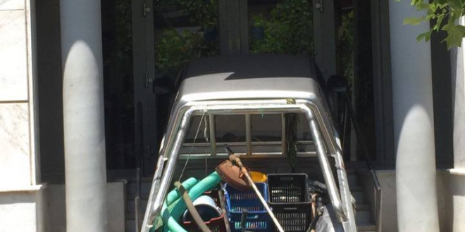 “Μπούκαρε” στην τράπεζα με το αγροτικό του – ΦΩΤΟ