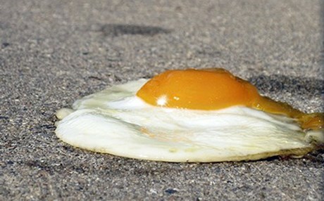 Τηγανίζουν αυγά στο δρόμο (ΒΙΝΤΕΟ)