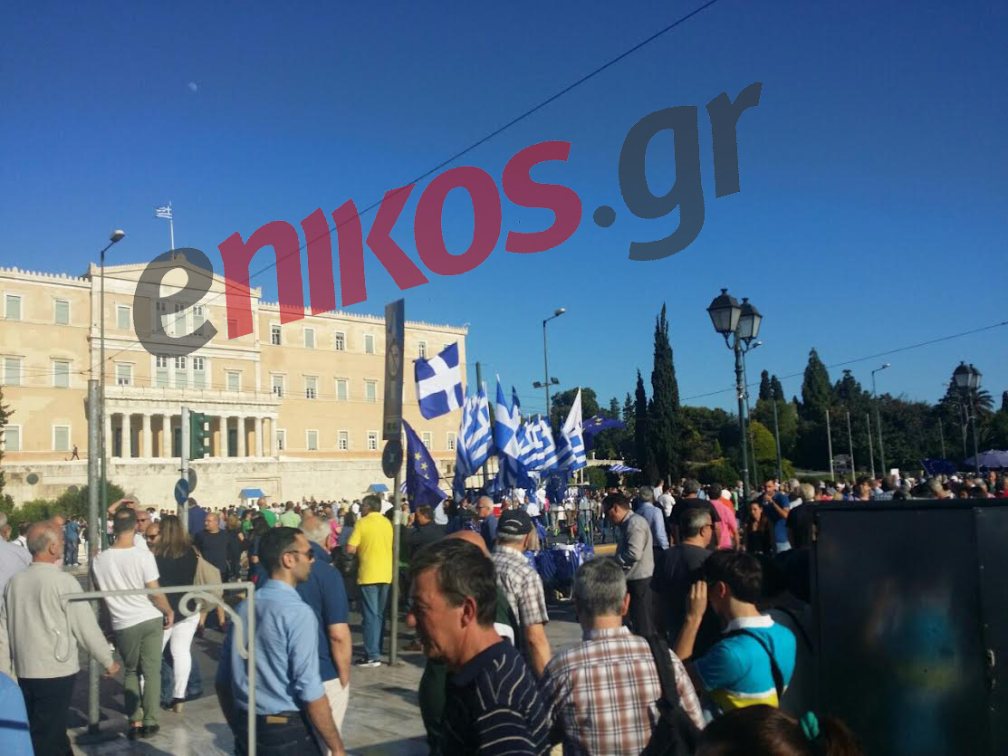 Γέμισε ελληνικές σημαίες το Σύνταγμα – ΦΩΤΟ –ΤΩΡΑ