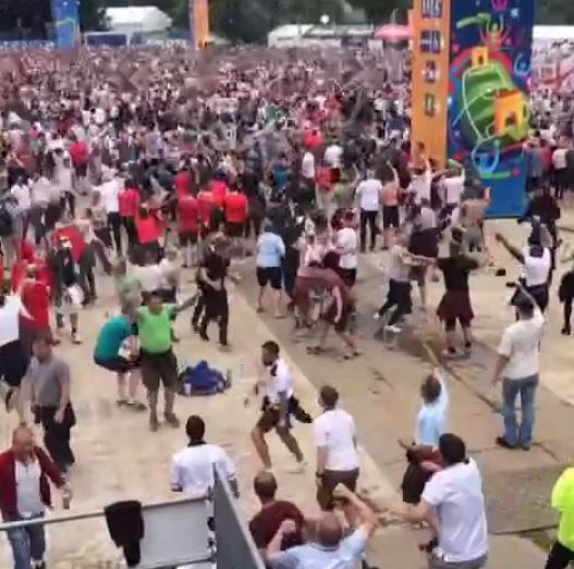 Βροχή από …μπίρα στους πανηγυρισμούς των Άγγλων για το γκολ – ΒΙΝΤΕΟ