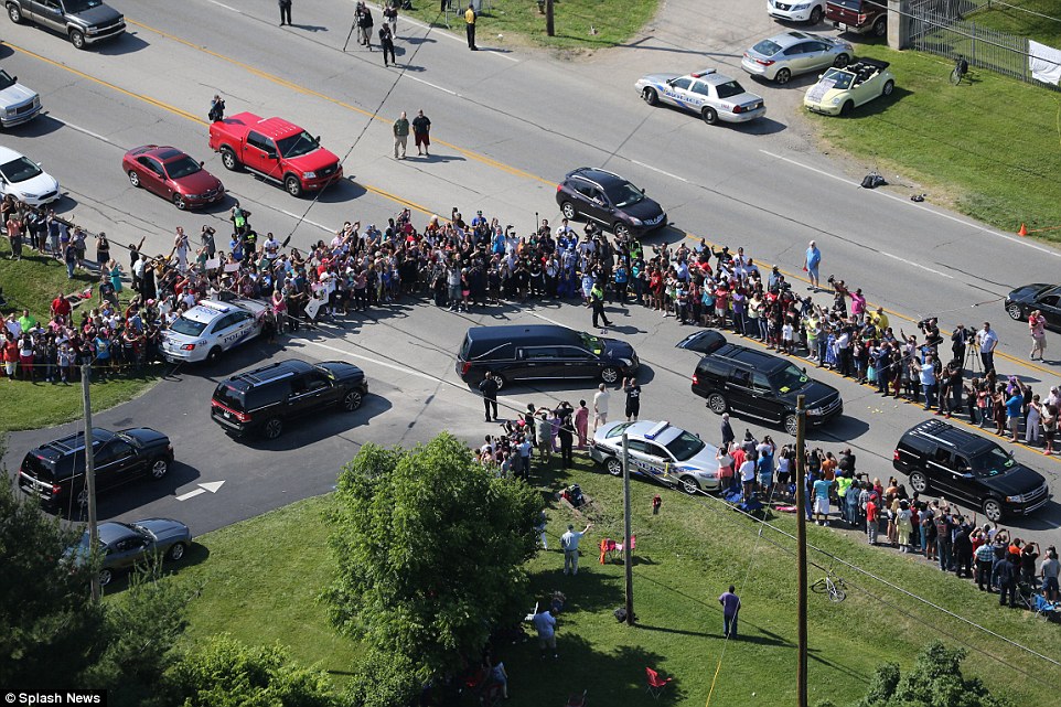 Πλήθος κόσμου για το τελευταίο αντίο στον Μοχάμεντ Άλι – ΦΩΤΟ