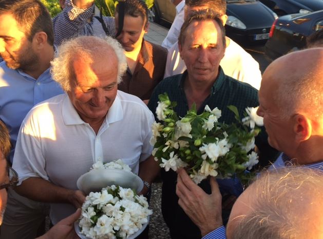 Γαρδένιες και γαρύφαλλα στον Παπανδρέου – ΒΙΝΤΕΟ