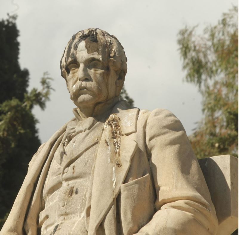 Βεβήλωσαν το μνημείο του Αβέρωφ – ΦΩΤΟ