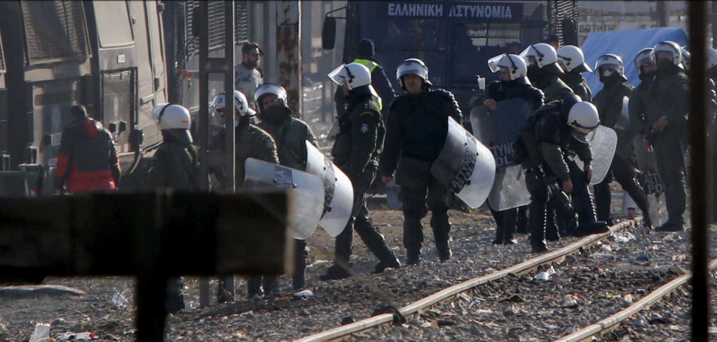 Σύγκρουση των ΜΑΤ με τον Τόσκα