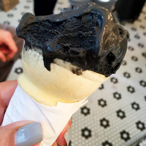 perierga.gr - Μαύρο παγωτό, το νέο γευστικό trend!