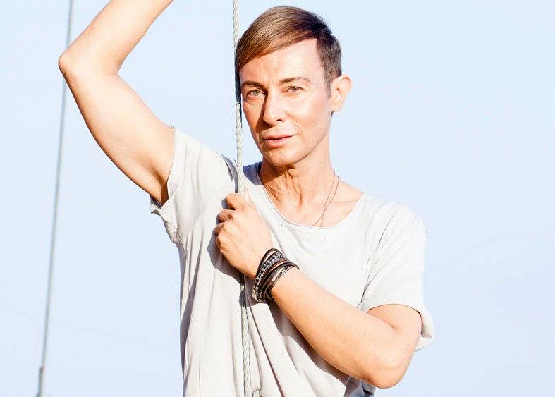 Έξαλλος ο Κωστέτσος με το αποκαλυπτικό φόρεμα της Φουρέιρα