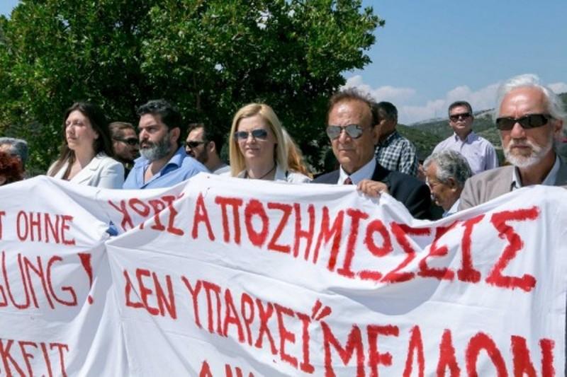 Πανό σήκωσαν Ραχήλ και Κωνσταντοπούλου στο Δίστομο – Αποδοκιμασίες κατά του Βούτση – ΦΩΤΟ