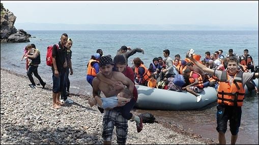 Συγκλονίζει η ΦΩΤΟ του πρόσφυγα που κουβαλά στην πλάτη την τυφλή γυναίκα του