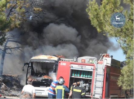 Στις φλόγες τυλίχτηκε τουριστικό λεωφορείο στη Ρόδο – ΒΙΝΤΕΟ