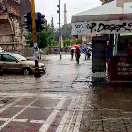 “Καταρράκτες” στους δρόμους από τη μπόρα στη Θεσσαλονίκη – ΒΙΝΤΕΟ