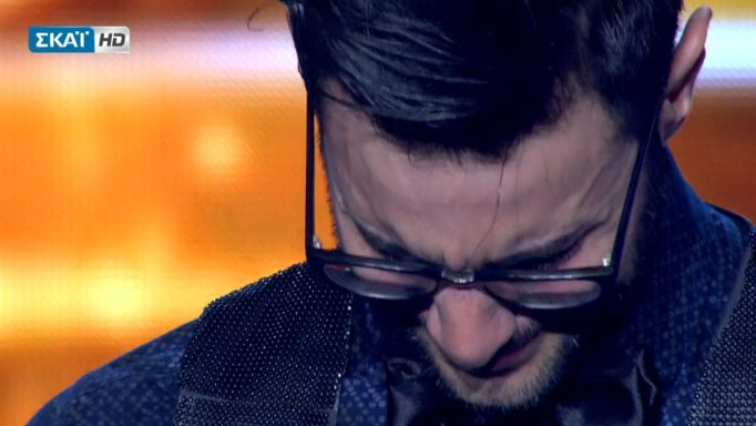 Κατέρρευσε ο Ίαν Στρατής στη σκηνή του “X-Factor” – BINTEO
