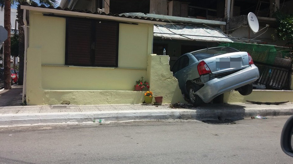 Αυτοκίνητο μπήκε… σε σπίτι στην Χαλκίδα – ΦΩΤΟ