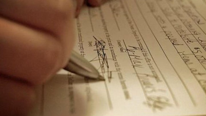 Πιο φθηνές οι συμβολαιογραφικές πράξεις