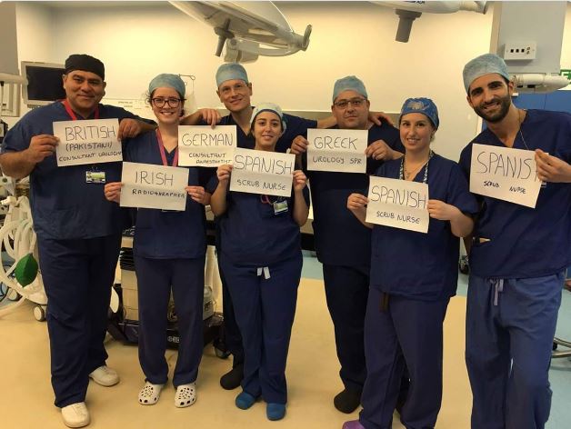 Η φωτογραφία των μεταναστών-γιατρών στη Βρετανία που έγινε viral