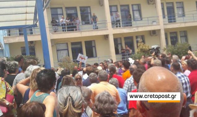 Στο νοσοκομείο της Ιεράπετρας ο Πολάκης – Έντονες οι αποδοκιμασίες – ΦΩΤΟ – ΒΙΝΤΕΟ