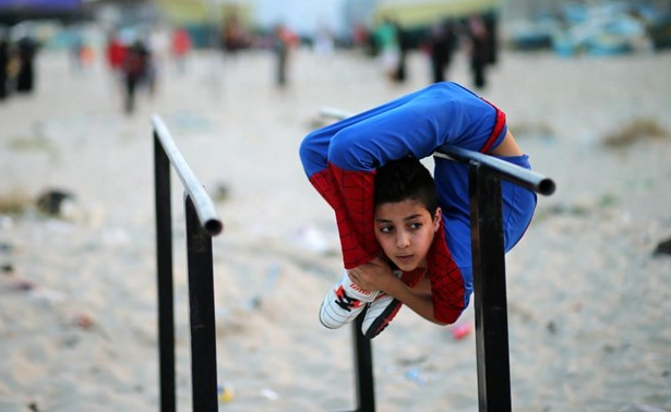 Ένας 12χρονος Σπάιντερμαν από τη Γάζα – ΒΙΝΤΕΟ