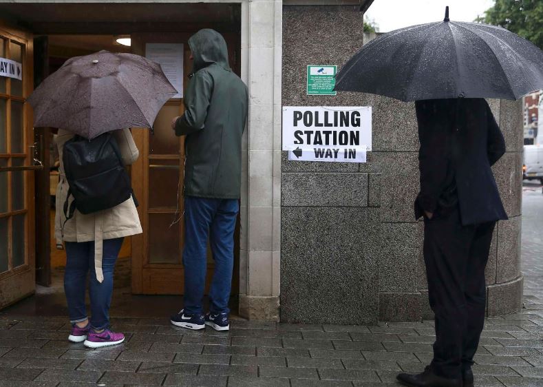 Δημοψήφισμα με… πλημμύρες στο Λονδίνο – ΦΩΤΟ