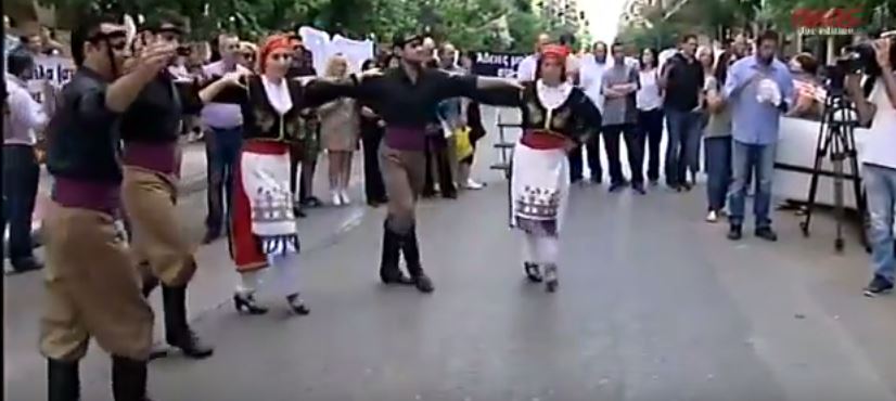 Διαμαρτύρονται με χορούς και μαντινάδες έξω από το υπ. Υγείας – ΒΙΝΤΕΟ