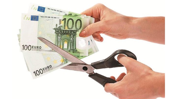 Πόσο μειώνονται μισθοί και συντάξεις από την αυξημένη παρακράτηση φόρου