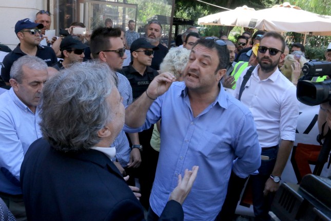 Ο Κατρούγκαλος συνεχίζει την επίσκεψή του στην Κρήτη εν μέσω αντιδράσεων