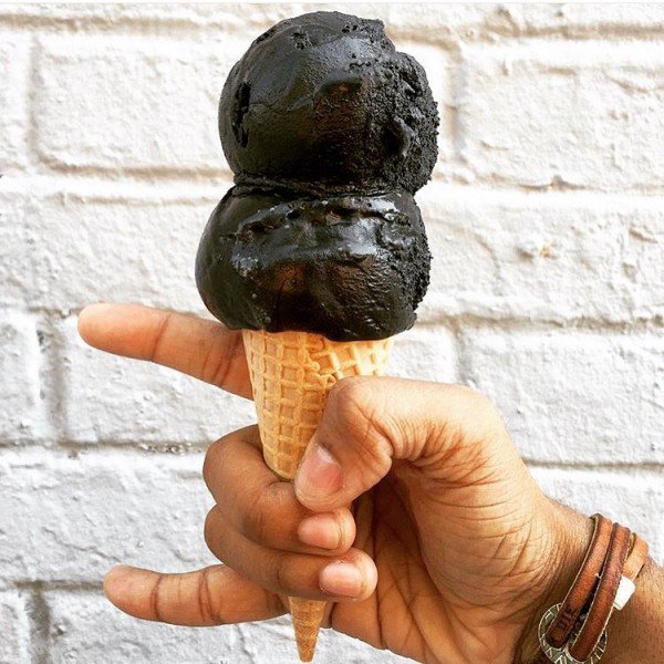 To μαύρο παγωτό που έχει γίνει περιζήτητο στη Νέα Υόρκη
