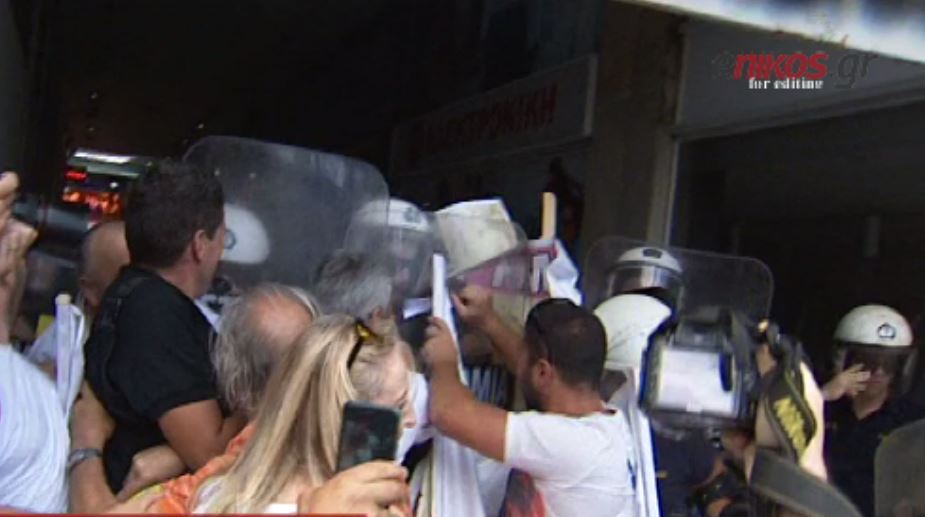 Ένταση στο υπουργείο Εργασίας – Τραυματίστηκε μία εργαζόμενη – ΒΙΝΤΕΟ
