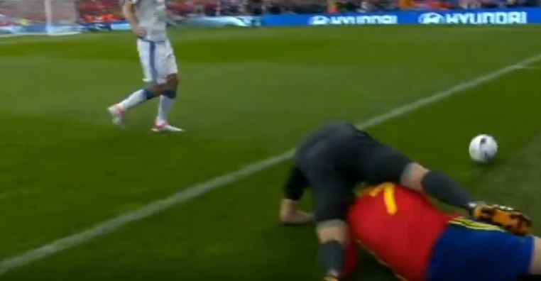 Ο Μοράτα… ξάπλωσε τον επόπτη – ΒΙΝΤΕΟ