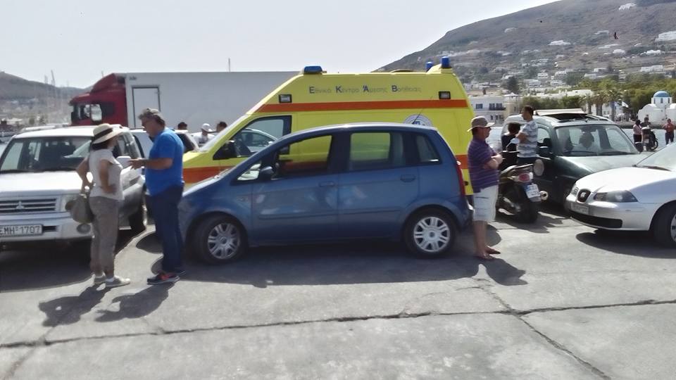 “Μολών λαβέ” λένε οι κάτοικοι της Πάρου για το ασθενοφόρο – Συγκέντρωση στο λιμάνι – ΦΩΤΟ