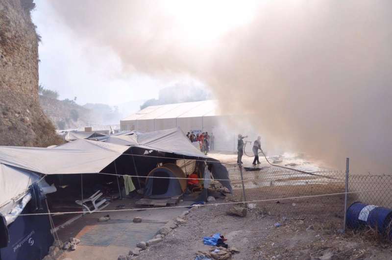 Φωτιά σε καταυλισμό προσφύγων στη Χίο