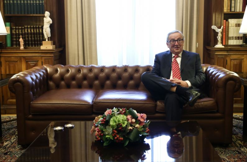 Το νεύμα του Γιούνκερ στους φωτογράφους – ΒΙΝΤΕΟ