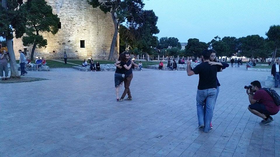 Ζευγάρια χορεύουν τάνγκο στο Λευκό Πύργο – ΒΙΝΤΕΟ