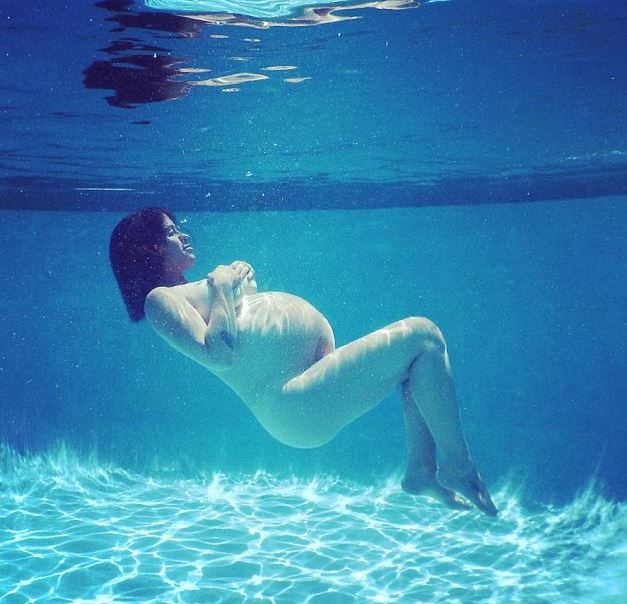 Τραγουδίστρια είναι έγκυος και ποζάρει γυμνή μέσα στην πισίνα – ΦΩΤΟ