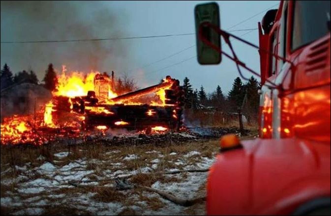 Ένταση και φωτιά σε καταυλισμό προσφύγων στη Λάρισα