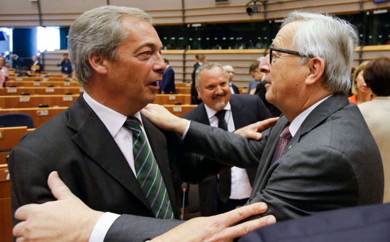 Χαρούμενος ο Γιούνκερ στη συνάντηση με τον Φάρατζ – Το αστείο με τον φωτογράφο – ΦΩΤΟ