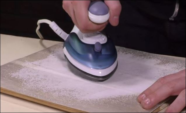 Δείτε τι συμβαίνει αν σιδερώσεις το… αλάτι – ΒΙΝΤΕΟ