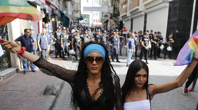 Ένταση στην Κωνσταντινούπολη – Η αστυνομία διέλυσε βίαια πορεία διαφυλικών – ΦΩΤΟ