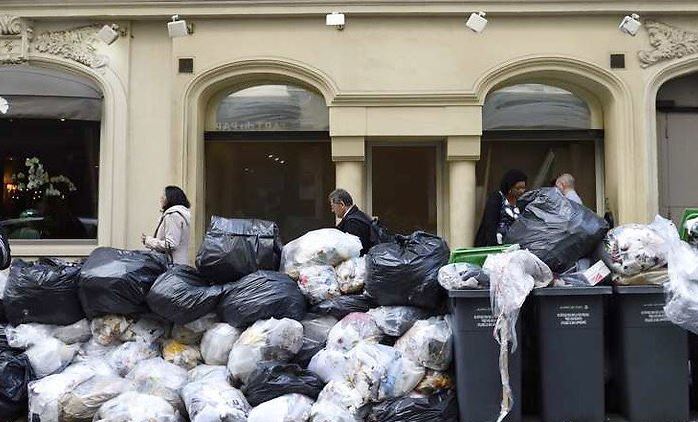 Τρεις μέρες πριν το Euro και το Παρίσι “πνίγεται” στα σκουπίδια – ΦΩΤΟ