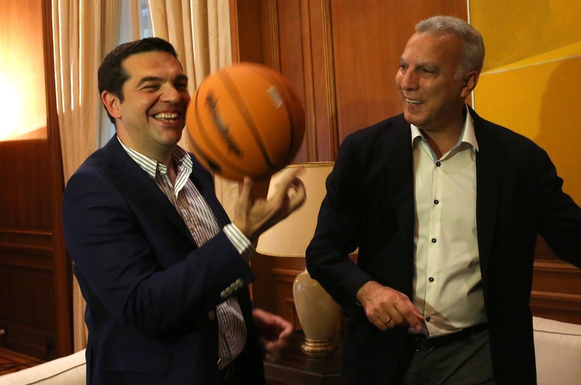 Τα παιχνίδια του Πρωθυπουργού με τη μπάλα του μπάσκετ – ΒΙΝΤΕΟ
